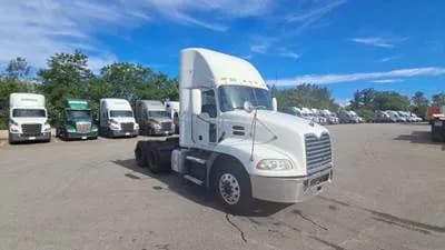 2018 Mack CXU (PINNACLE) Day Cab Truck - Mack MP7 Automatic - Day Cab