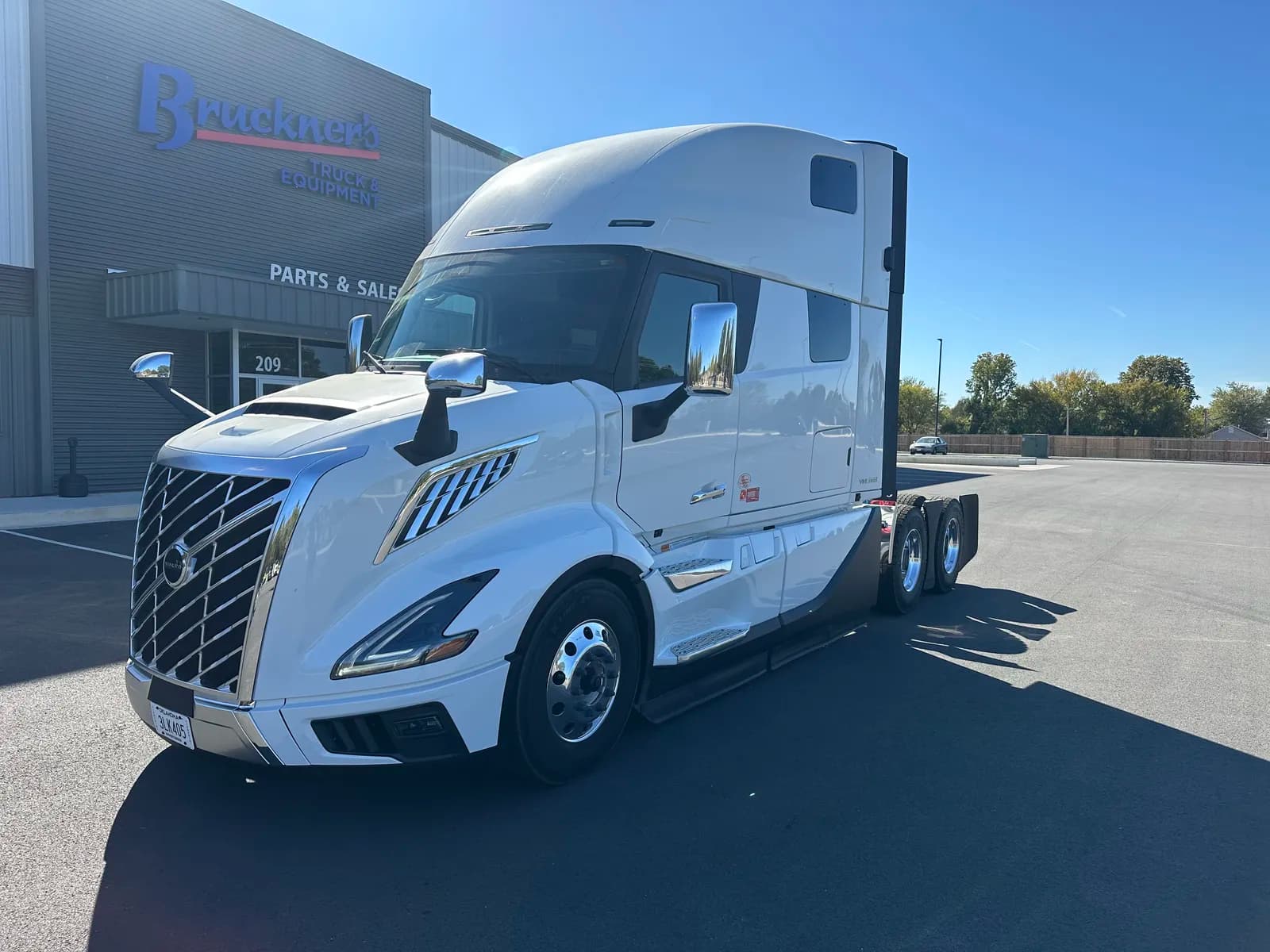 2025 Volvo VNL64T860 - Sleeper