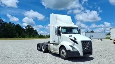 2020 Volvo VNL300 Day Cab Truck - Volvo D-13 Automatic - Day Cab
