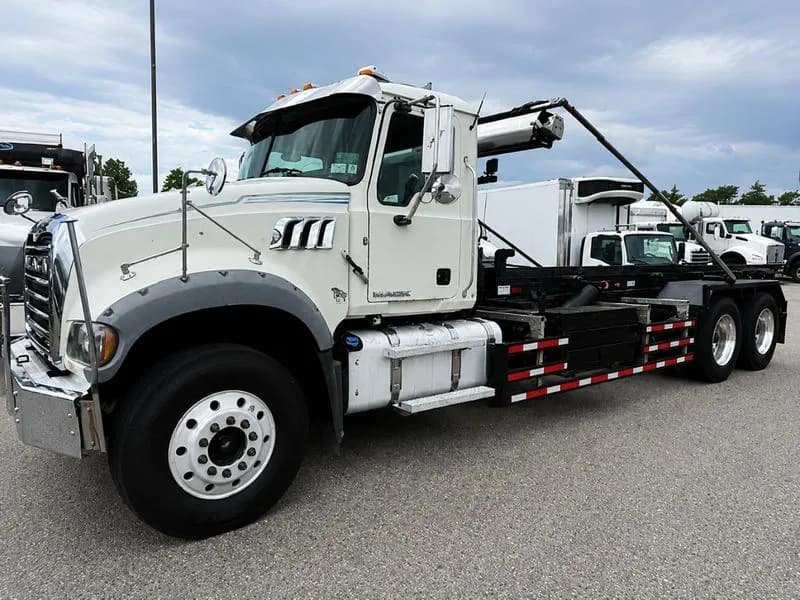 2017 Mack GU713