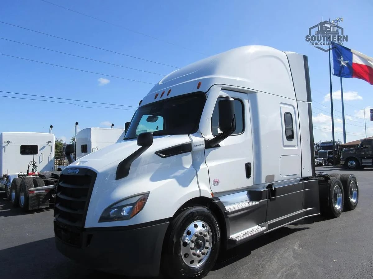 2022 Freightliner Cascadia - Sleeper