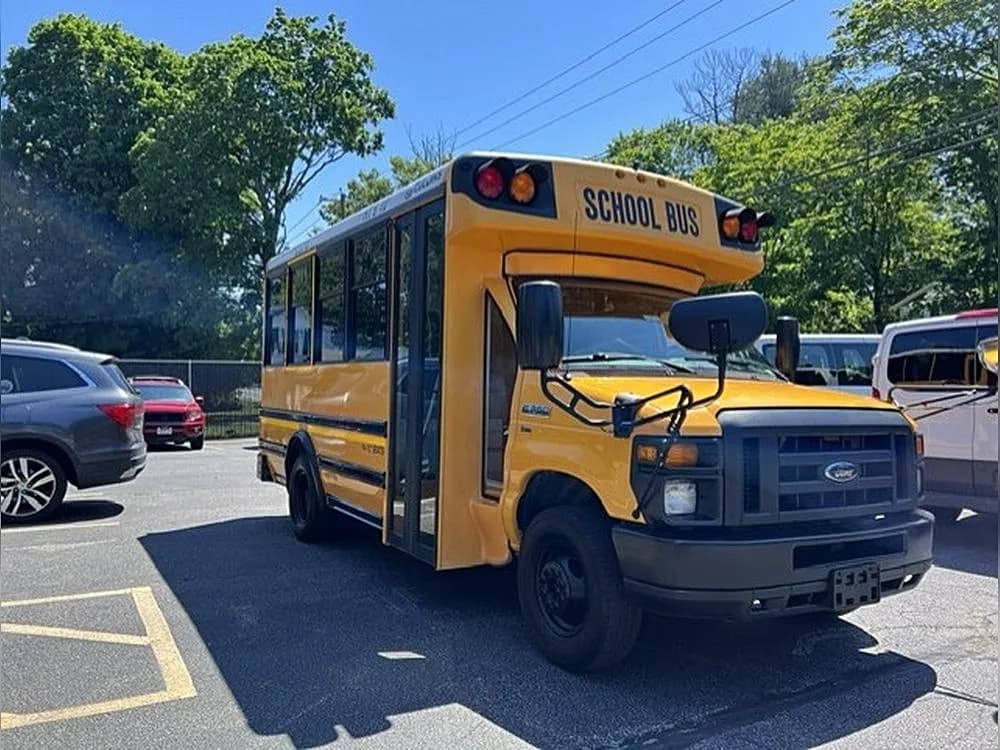 2016 Ford E-350 - Passenger Bus / Shuttle Bus / SUV