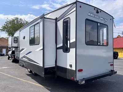 2022 Loaded Comfort Camper - Forest River Cherokee Arctic Wolf 3550 Suite Out Door Pull Out Cover Extended Livin - Flatbed