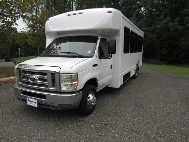 2011 Starcraft Allstar Bus E450 25 Passenger Bus + Driver 25 Passenger Shuttle Bus - Box