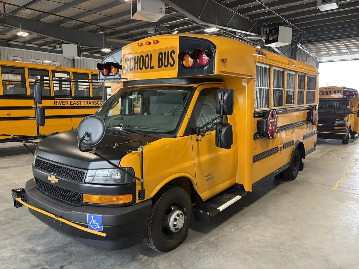 2027 Thomas BUS Minotour - Box