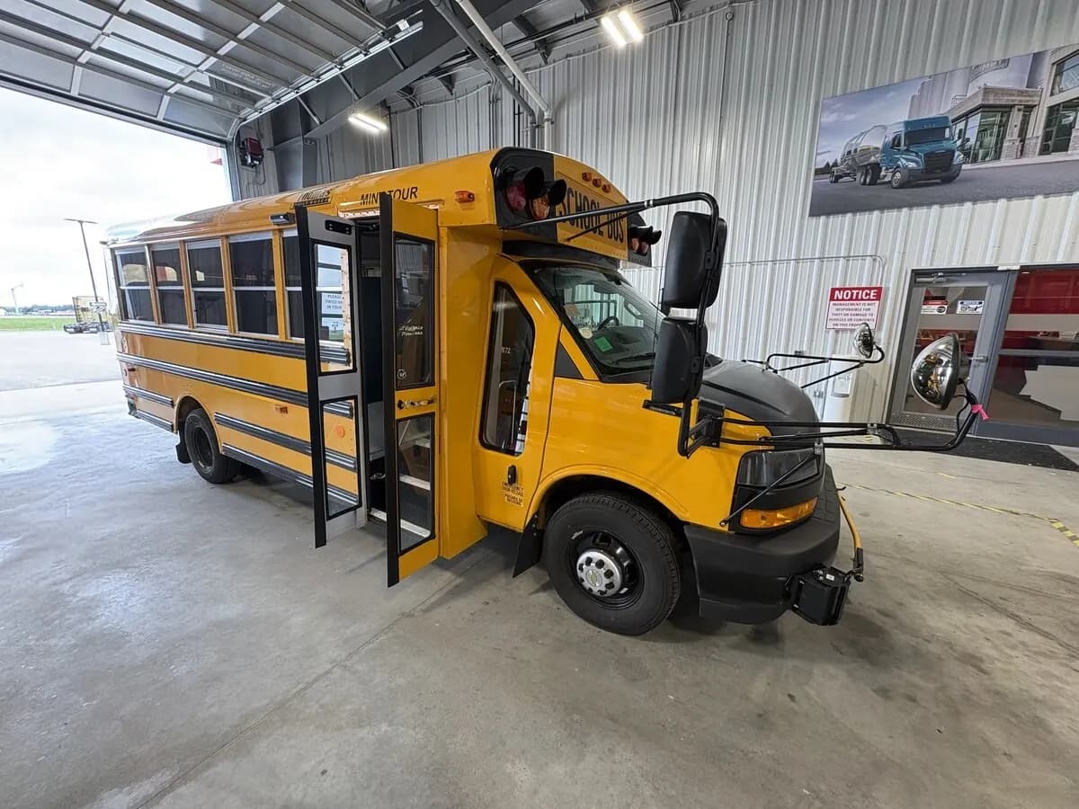 2027 Thomas BUS Minotour - Box