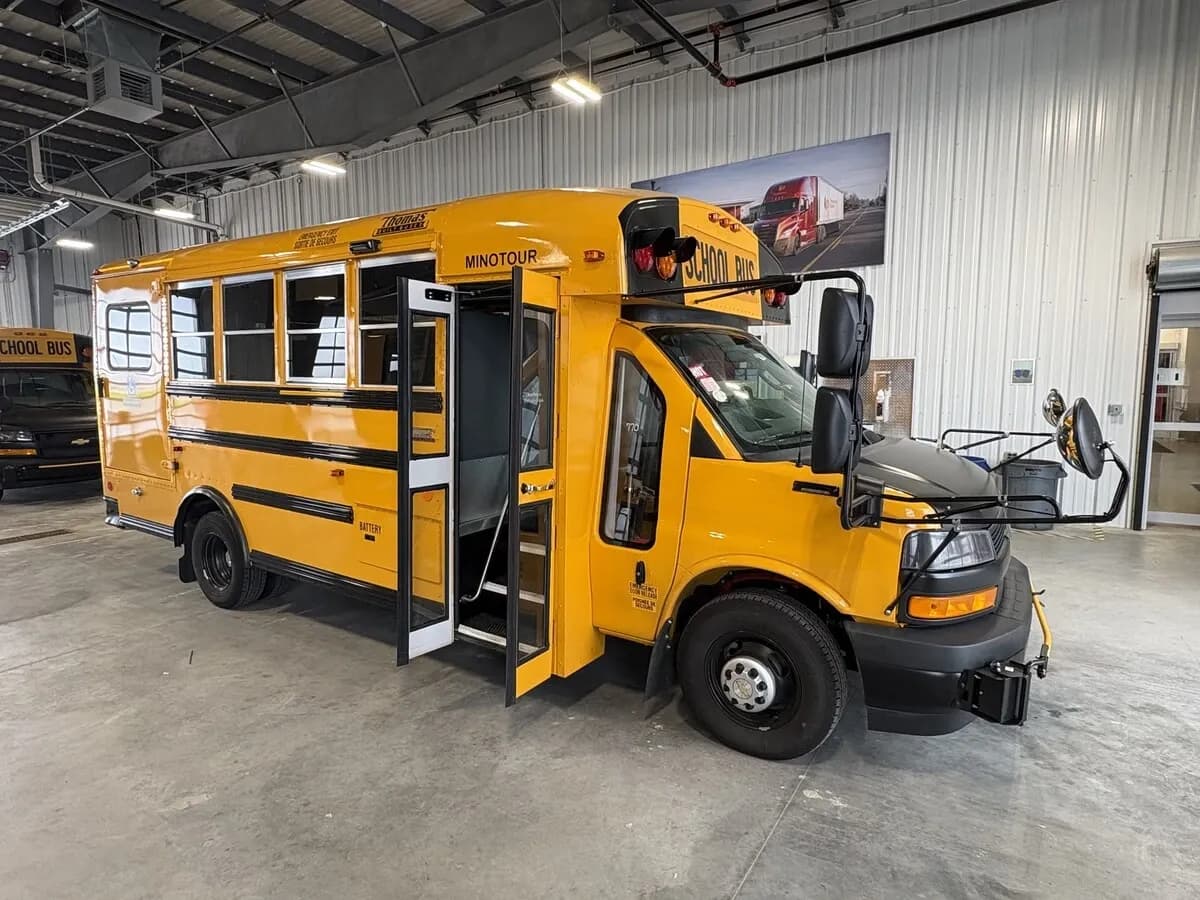 2027 Thomas BUS Minotour - Box