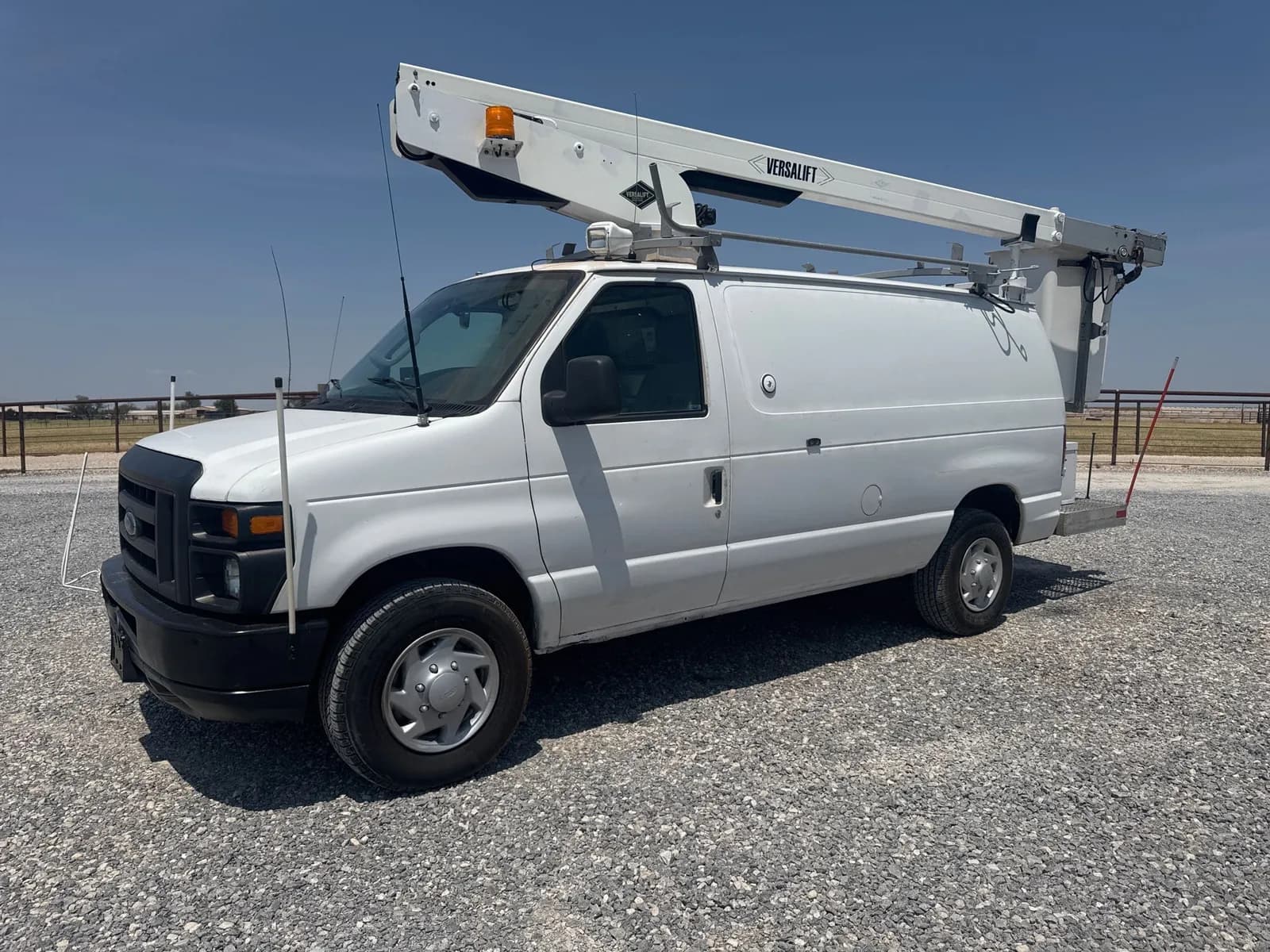 2010 Ford E-350 Super Duty - Bucket