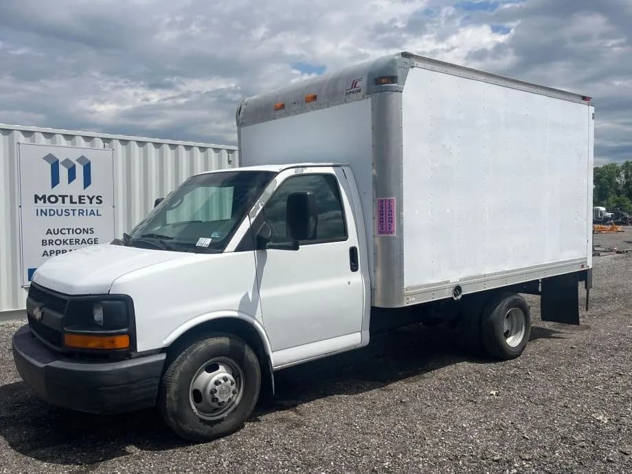 2009 Chevrolet Express 3500 12’ S/A - Box