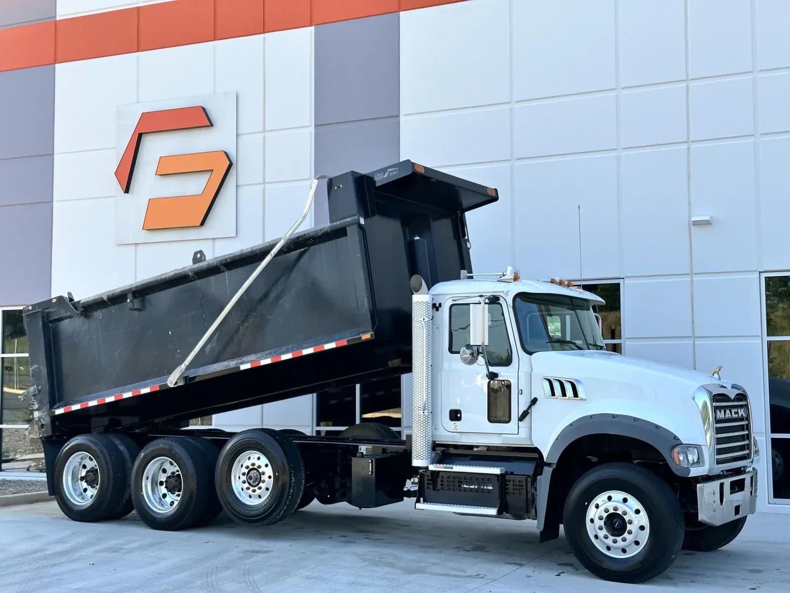 2023 Mack GRANITE - Dump
