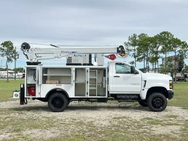 2026 Chevrolet Silverado 6500 HD - Crane