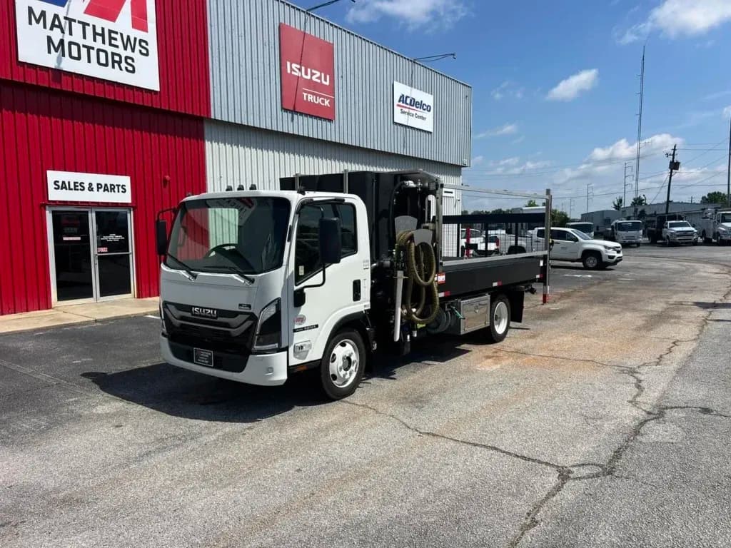 2025 Isuzu NRR