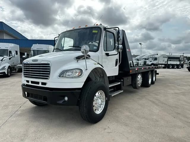 2018 Freightliner M2106 -