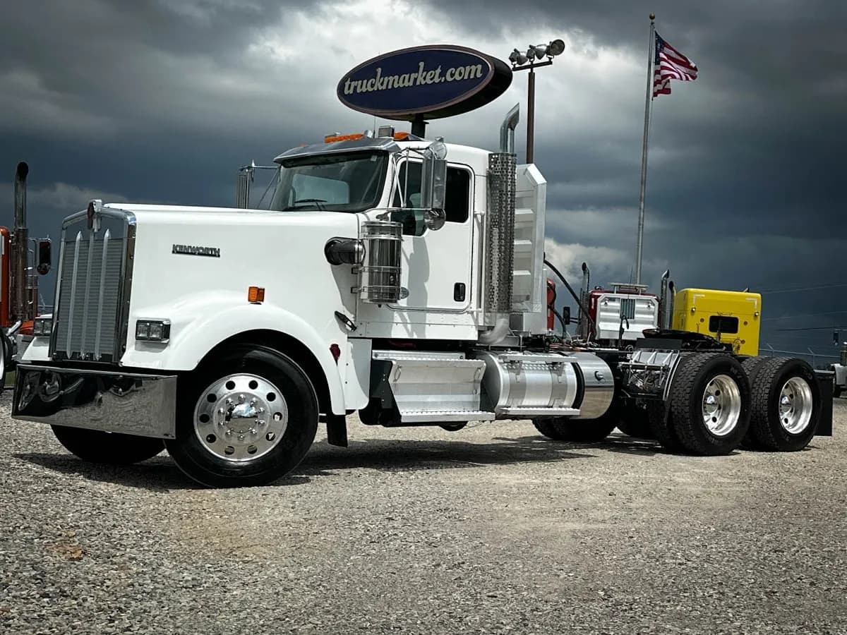 2019 Kenworth W900L - Day Cab