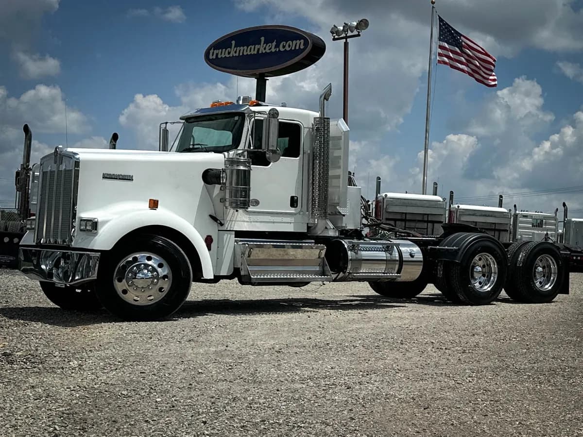 2018 Kenworth W900L - Day Cab