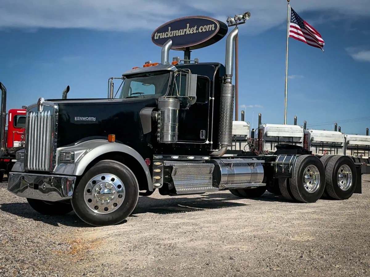 2016 Kenworth W900L - Glider Kit Trucks