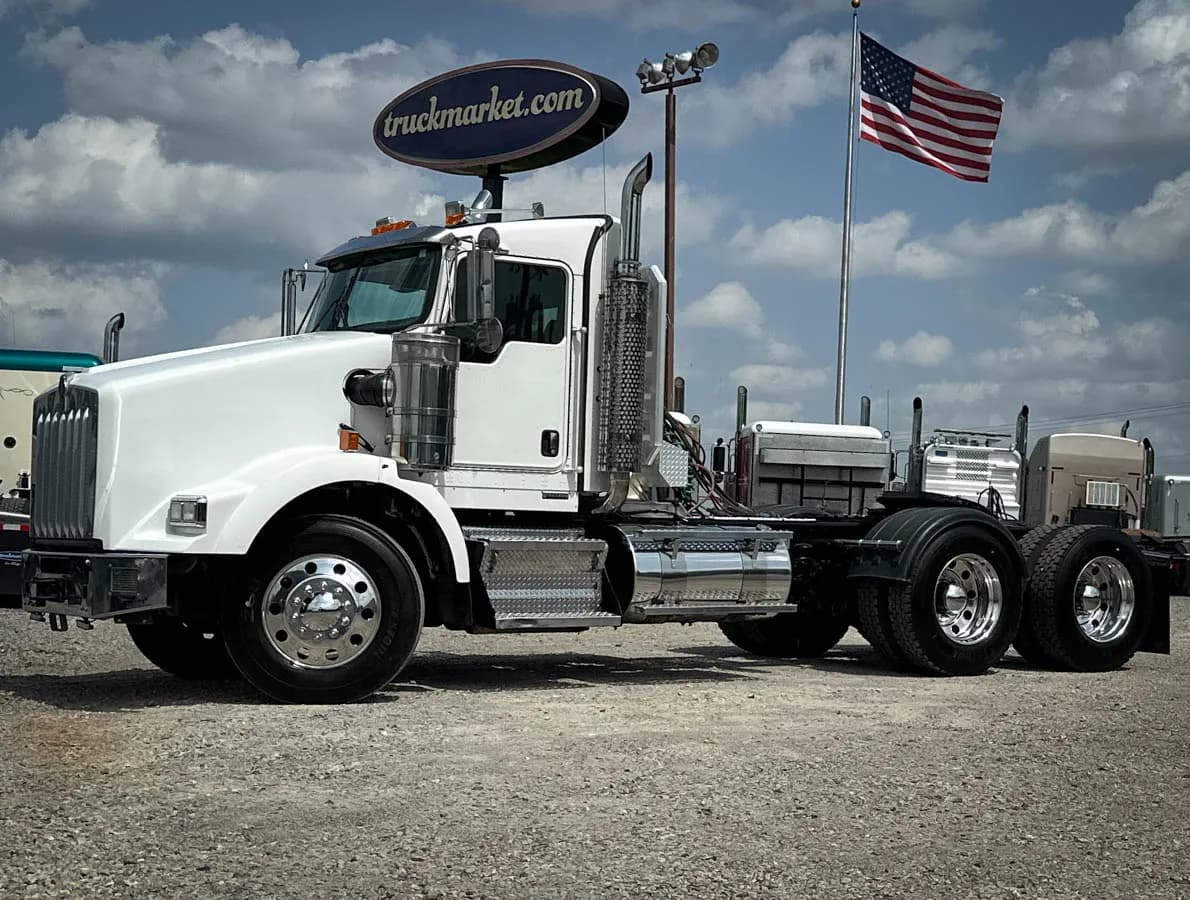2016 Kenworth T800 - Glider Kit Trucks