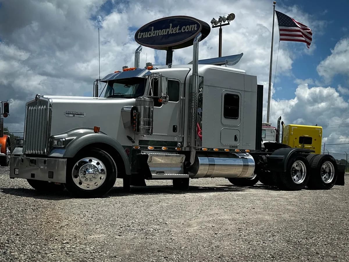 2015 Kenworth W900L - Glider Kit Trucks