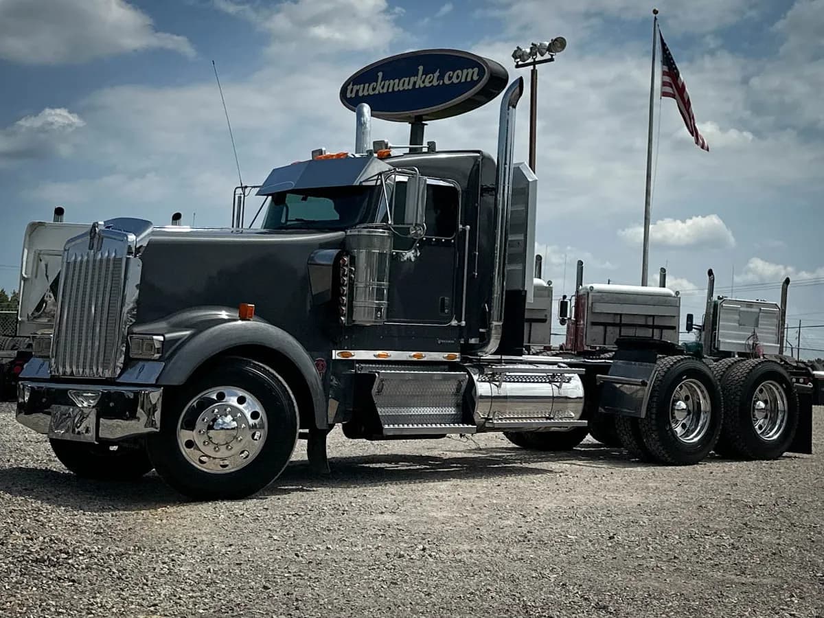 2014 Kenworth W900L - Glider Kit Trucks