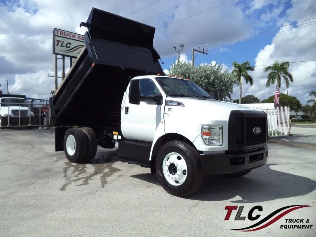 2017 Ford F650 w/ 10ft - Dump