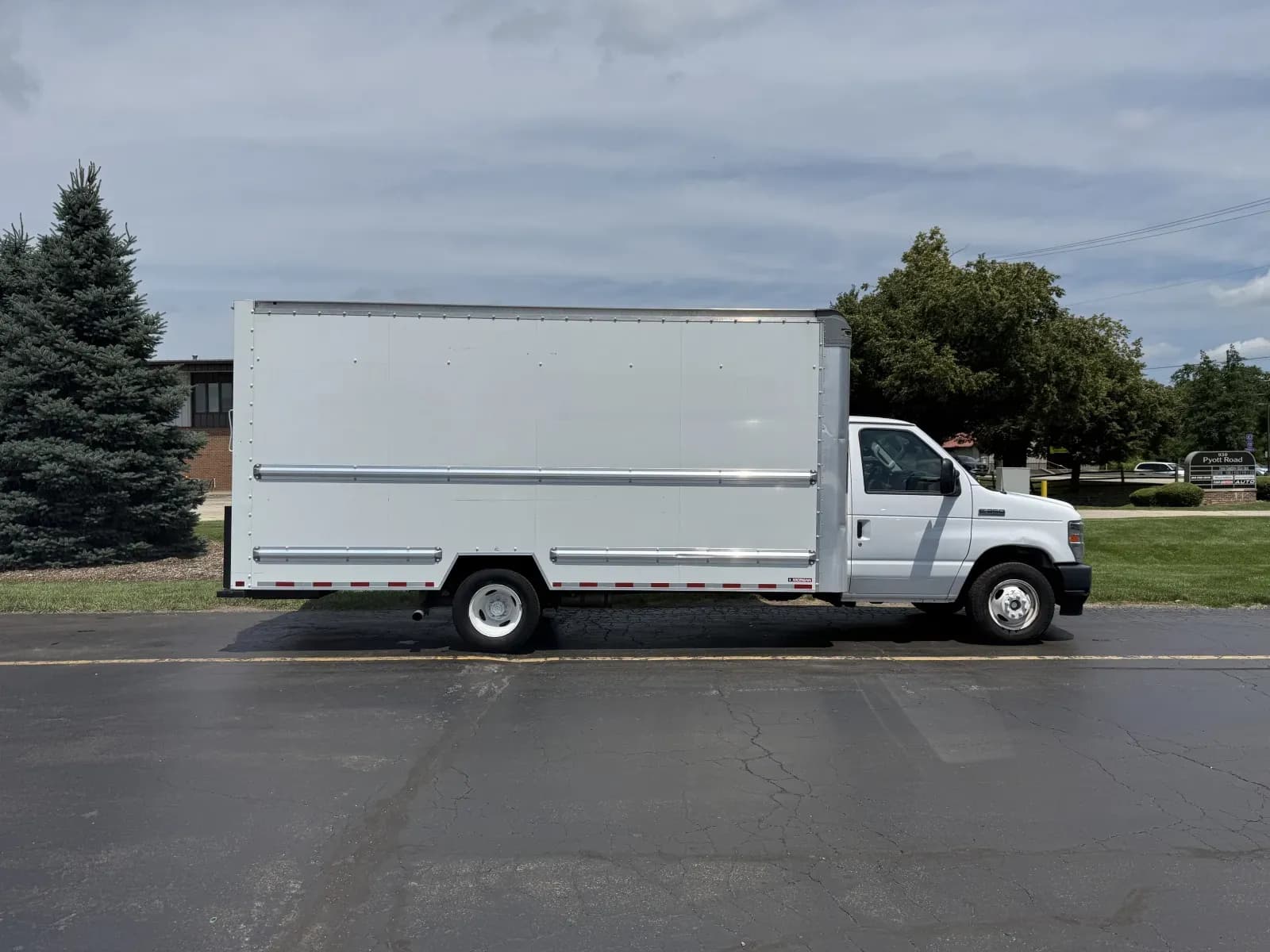 2022 Ford E-350 - Box