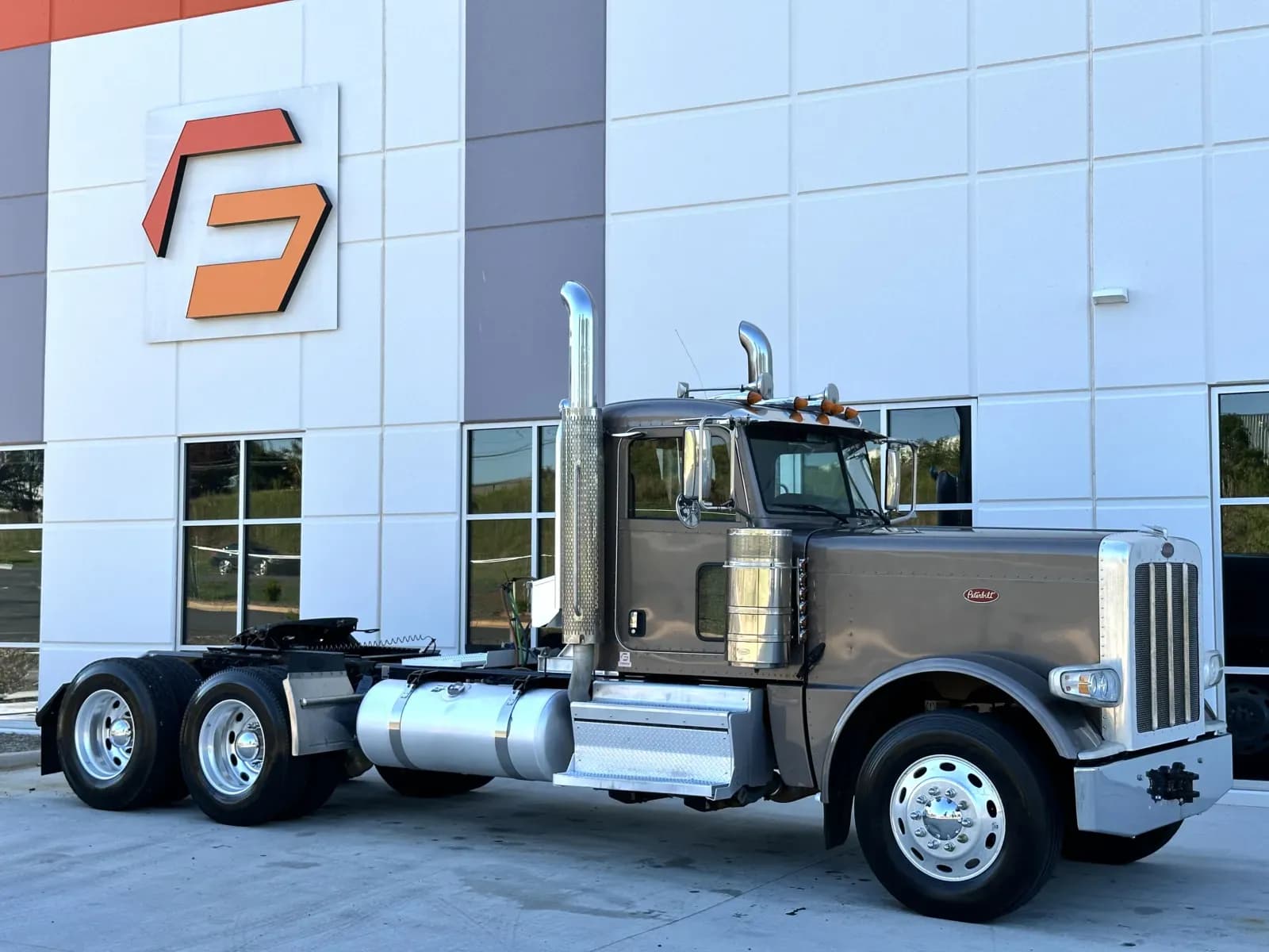 2023 Peterbilt 389 - Day Cab