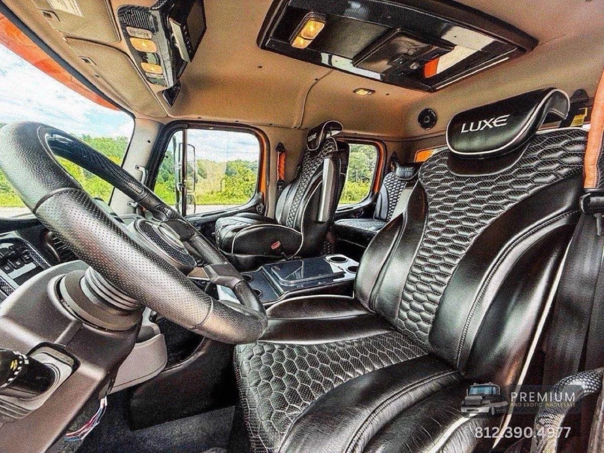 2023 Freightliner LUXE - Service