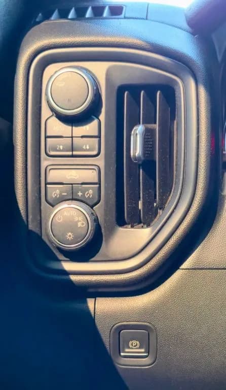 2021 Chevrolet SILVERADO 1500 CREW CAB - Pickup