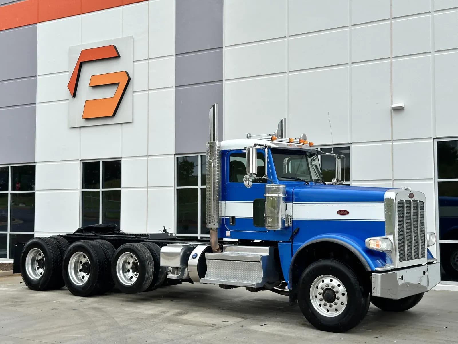 2019 Peterbilt 389 - Day Cab