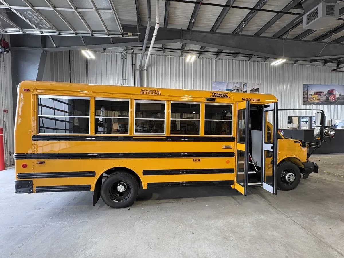2027 Thomas BUS Minotour - Box