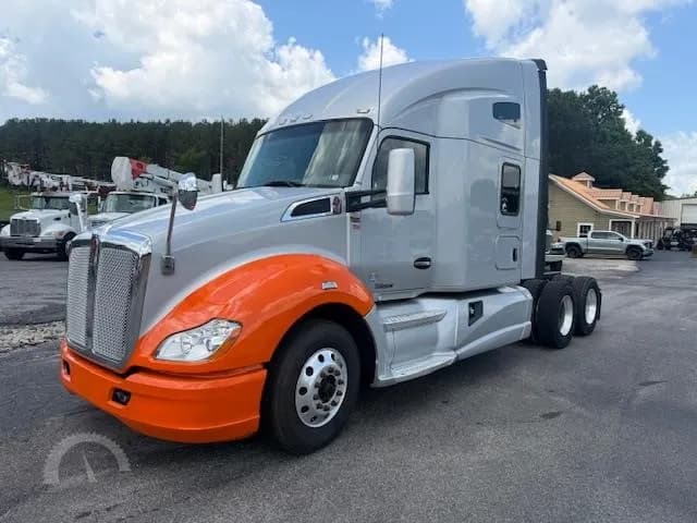 2016 Kenworth T680 - Sleeper