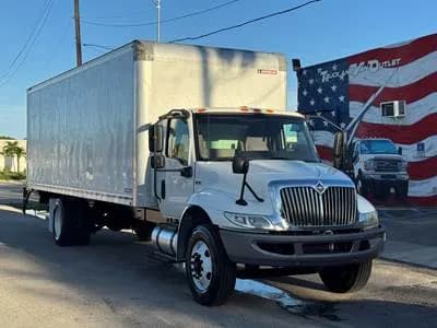 2020 International MV607 26' - Box