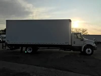 2021 International MV607 24' - Box