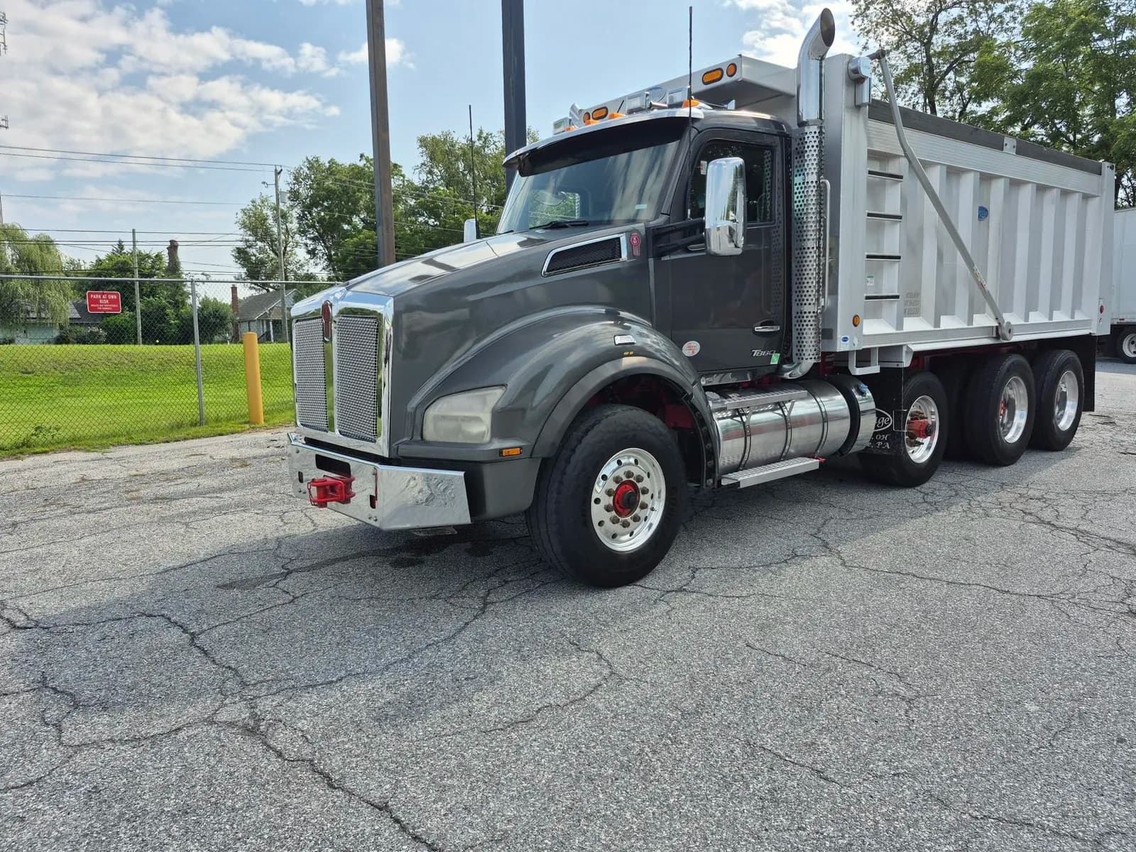 2023 Kenworth T880
