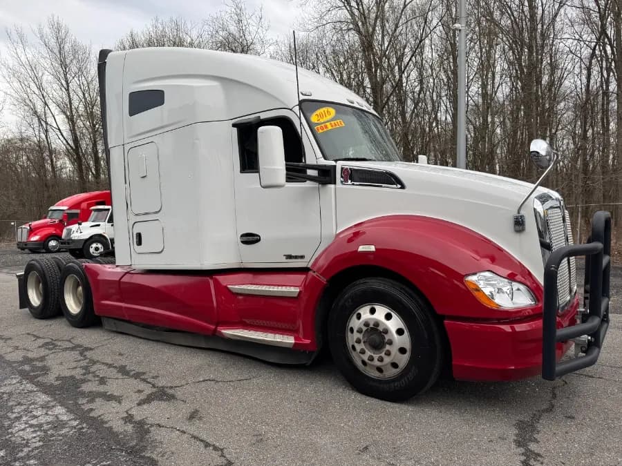2016 Kenworth T680 Conventional - Sleeper