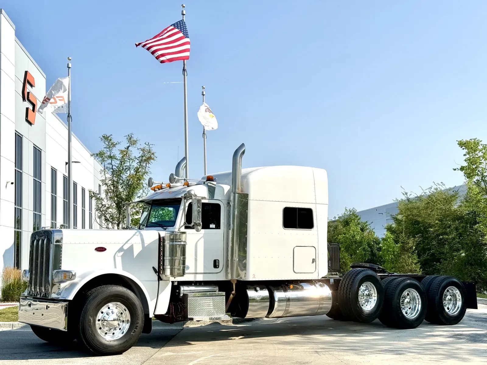 2022 Peterbilt 389 - Sleeper