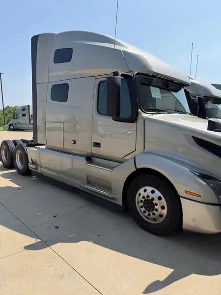 2023 Volvo VNL64T760