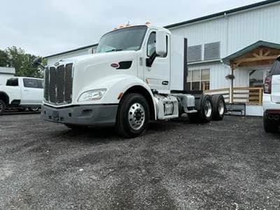 2022 Peterbilt 579 Day Cab Truck Single Axle Air Ride Air Sliding 5th Wheel Tandem Axle Automatic Transmission - Day Cab