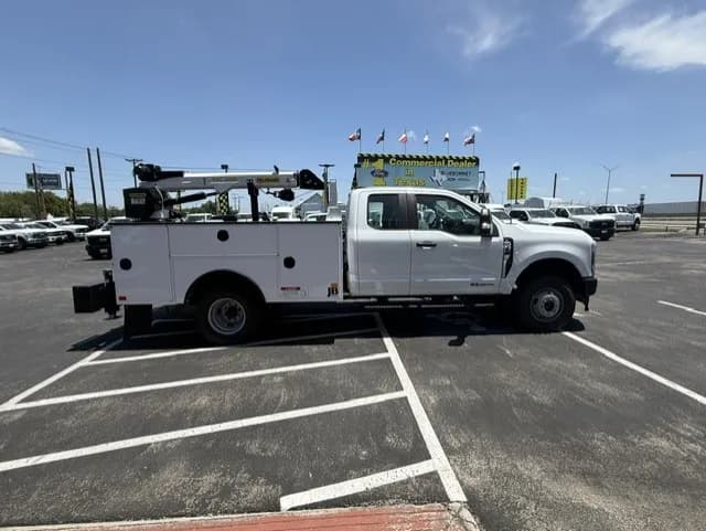 2026 Ford F-350 - Crane
