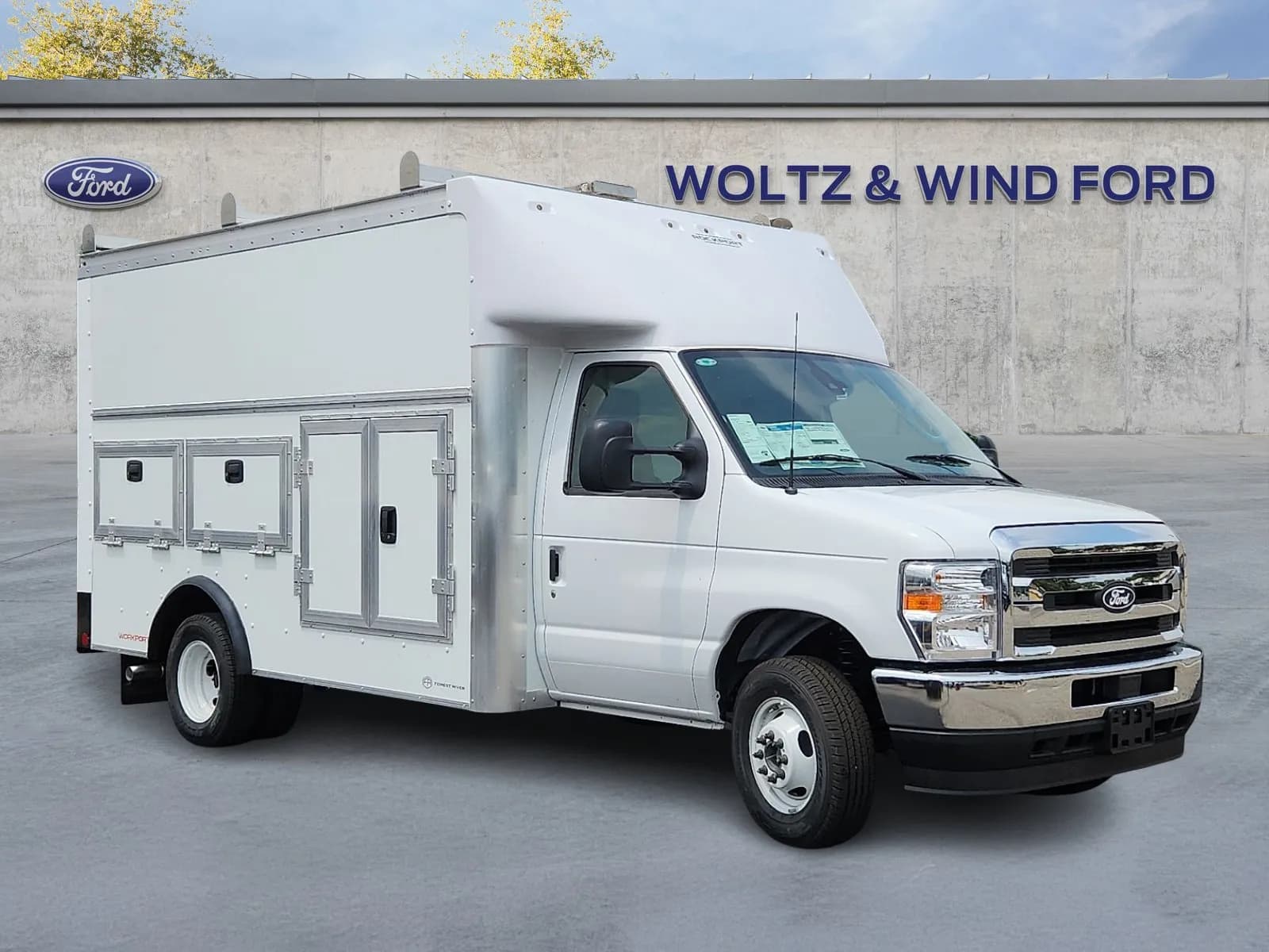 2027 Ford E-450 Workport Base - Box