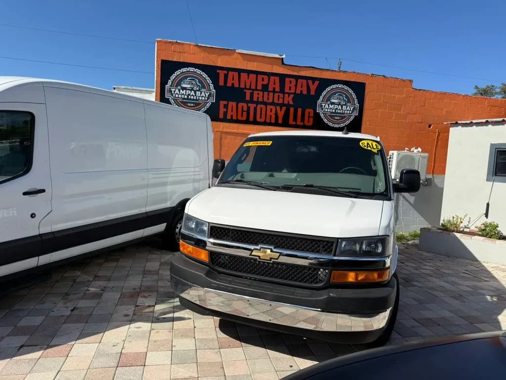 2023 Chevrolet Comm MEDIUM - Vans