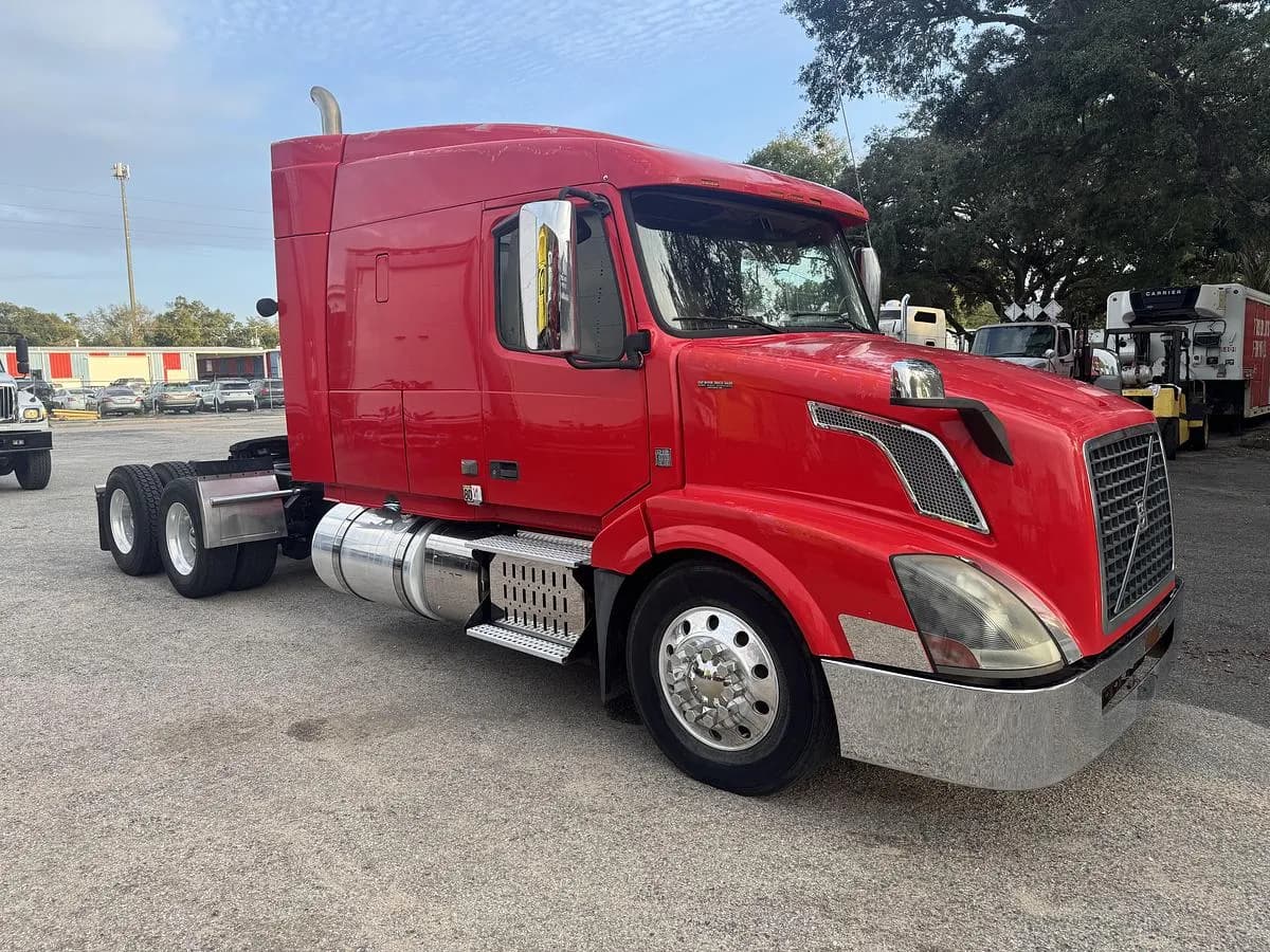 2013 Volvo VNL 64T - Sleeper