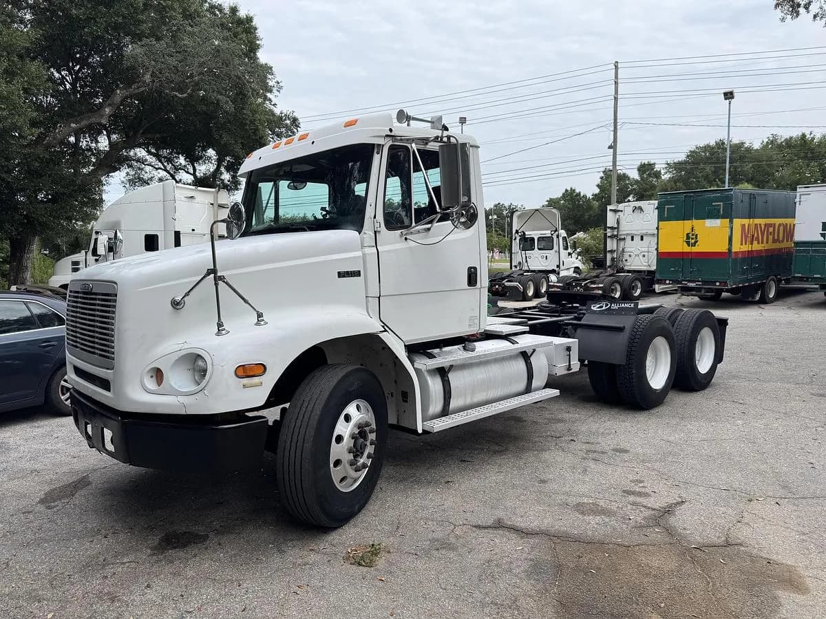 2004 Freightliner FL112 - Day Cab