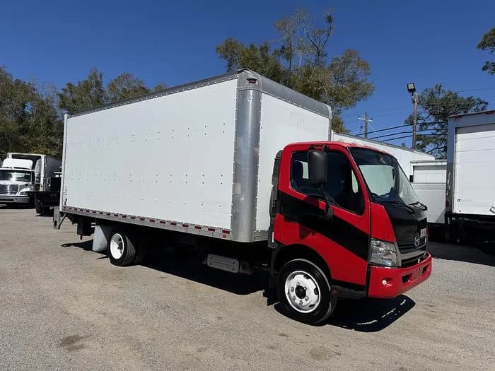 2017 Hino 195 - Vans