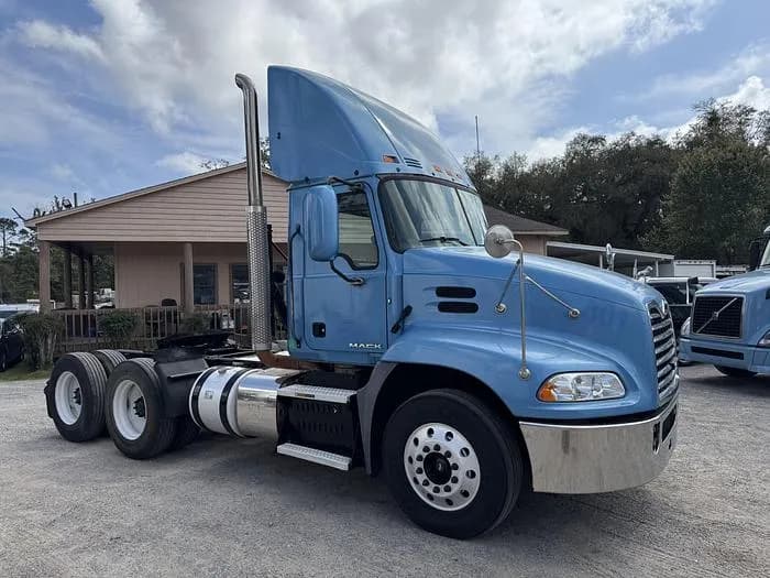 2014 Mack CXU613 - Day Cab