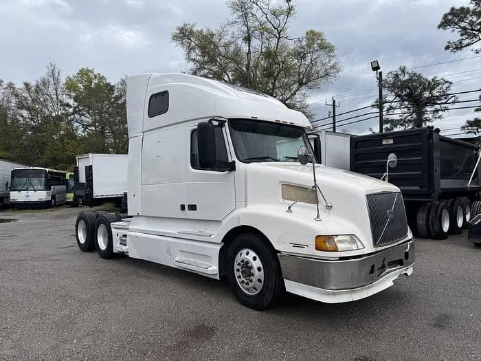 2003 Volvo VNL 64T - Sleeper