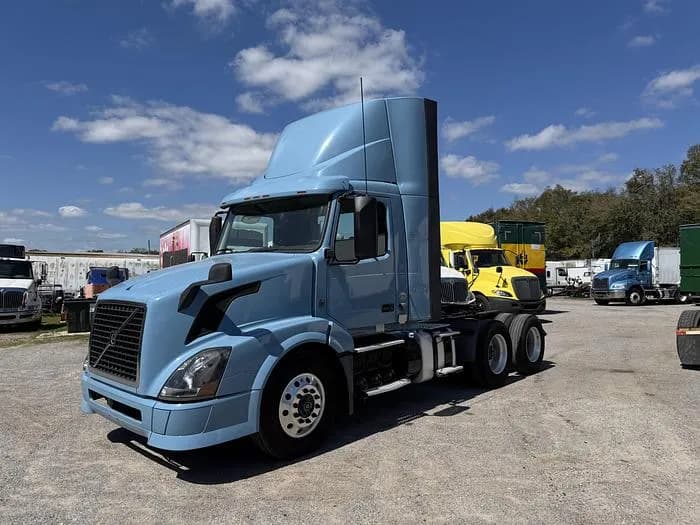 2014 Volvo VNL64T - Day Cab