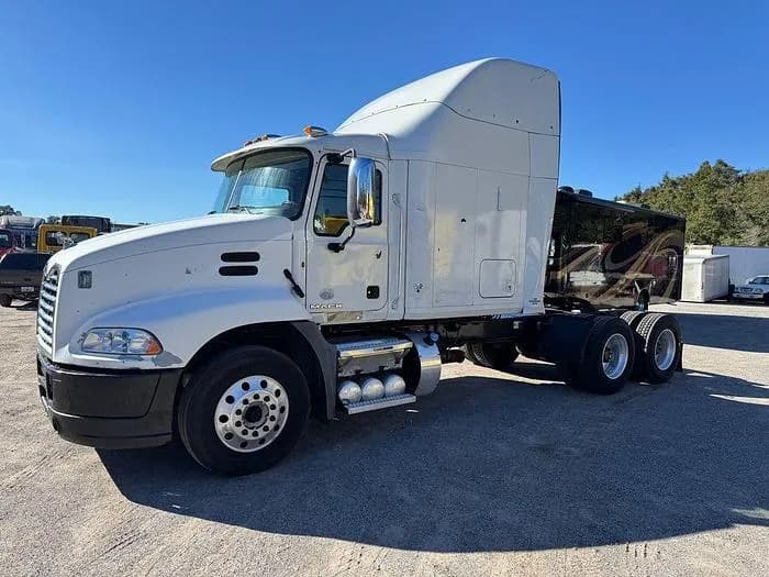 2013 Mack CXU 613 - Sleeper