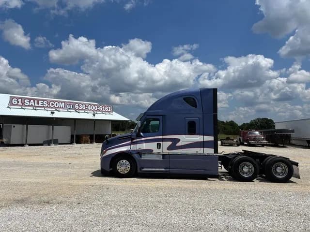 2023 Freightliner Cascadia - Sleeper