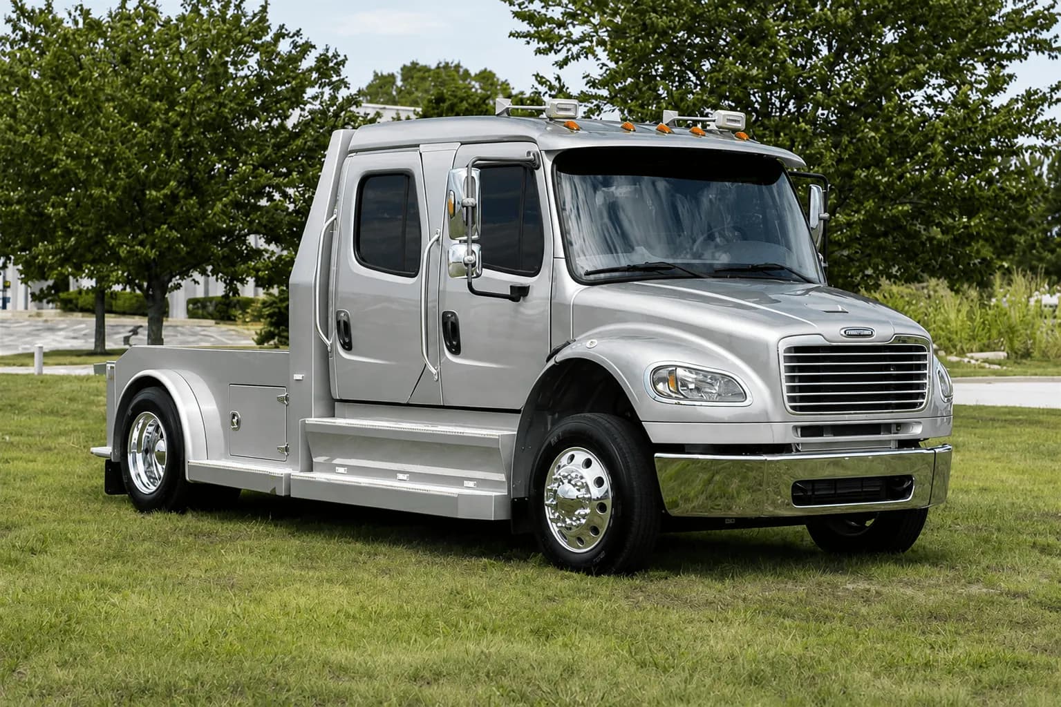 2023 Freightliner M2-106 Laredo